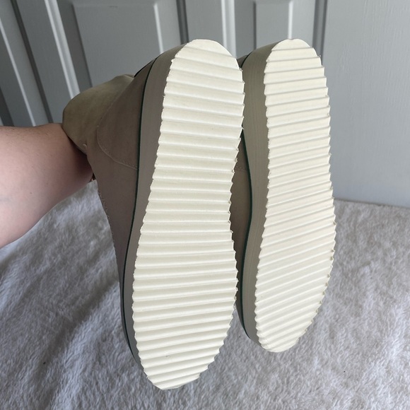 SHEIN nwot vegan leather Sherpa line chunky sole boots - Picture 8 of 8